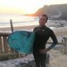 Fabien Caujolle, après une session de surf au coucher de soleil