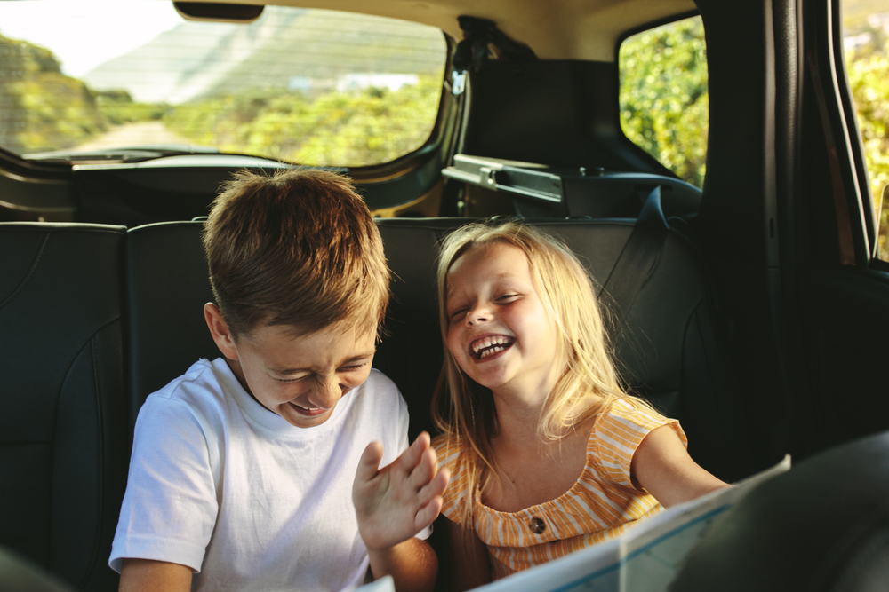 Deux enfants qui s'amusent avec leur jeux en voiture