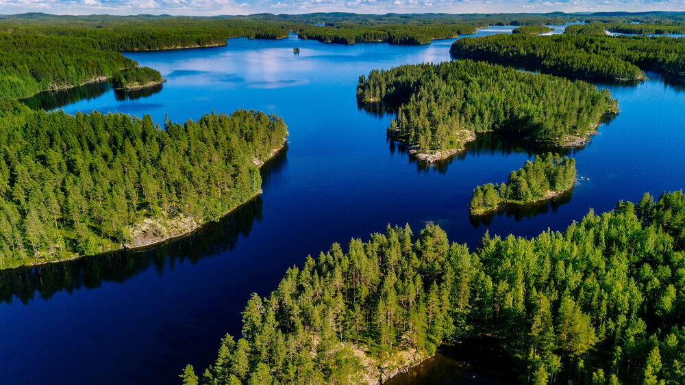 Un lac en Finlande et ses îles